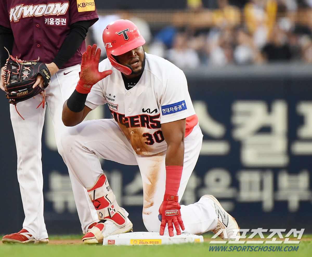 7일 광주 기아 챔피언스필드에서 열린 키움-KIA전. 1회말 무사 2루 소크라테스가 1타점 2루타를 친 후 기뻐하고 있다. 광주=정재근 기자 cjg@sportschosun.com/2024.9.7/