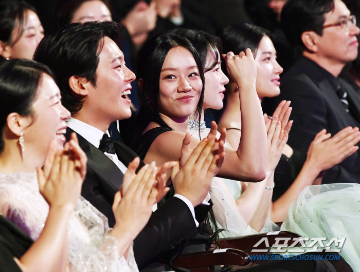 라미란 앞에서 춤 춘 혜리, 시상식 내내 들썩들썩...덕선+필선이는 어디…