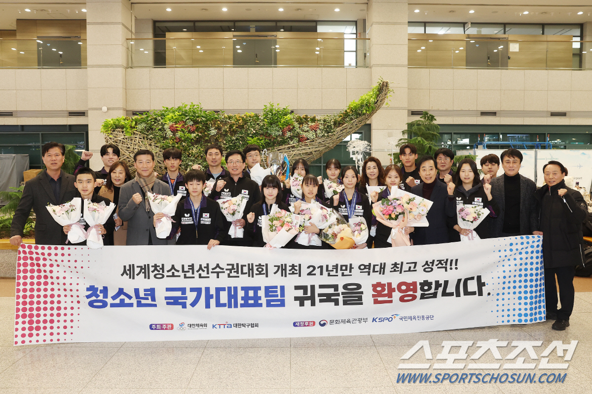 "유남규X유예린 金부녀의 ♥세리머니"  韓청소년탁구대표팀 금의환향