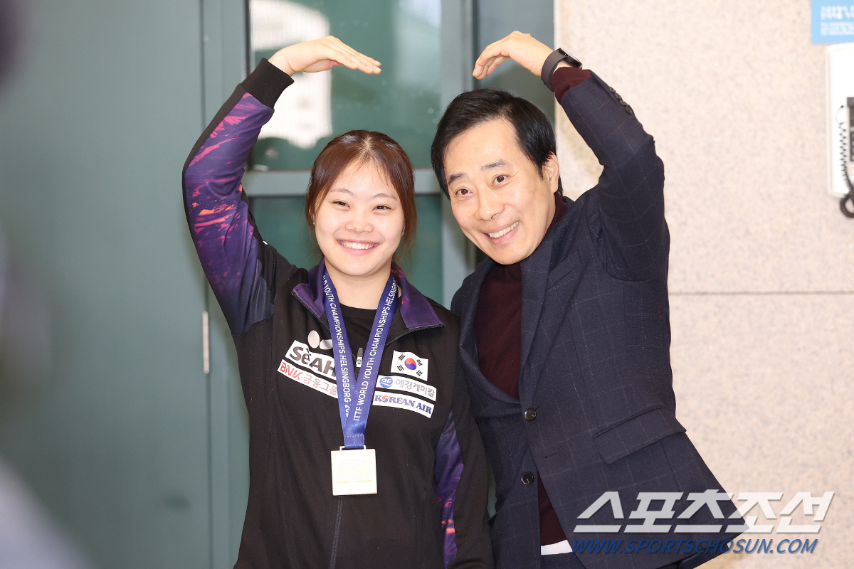 "유남규X유예린 金부녀의 ♥세리머니"  韓청소년탁구대표팀 금의환향