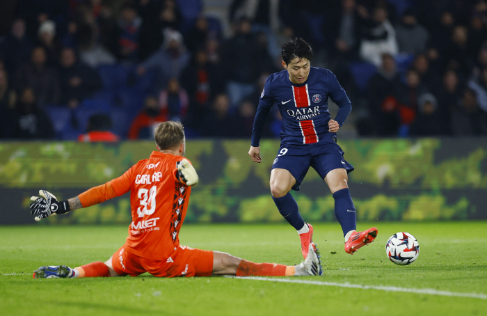 "충격 평점 3점"→"코멘트조차 없었다" 이강인 '골대 불운', PSG …