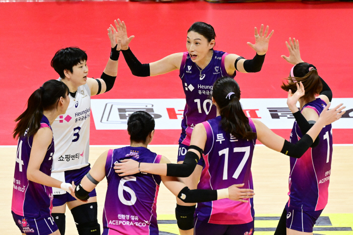 '파죽지세' 흥국생명 개막 11연승! '투트쿠+김연경 33득점' 페퍼 돌…