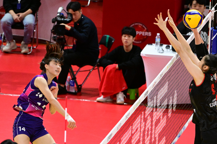 '파죽지세' 흥국생명 개막 11연승! '투트쿠+김연경 33득점' 페퍼 돌…