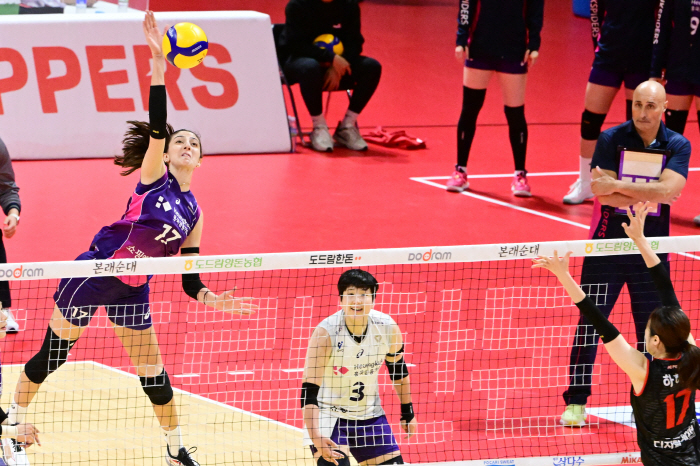 '파죽지세' 흥국생명 개막 11연승! '투트쿠+김연경 33득점' 페퍼 돌…