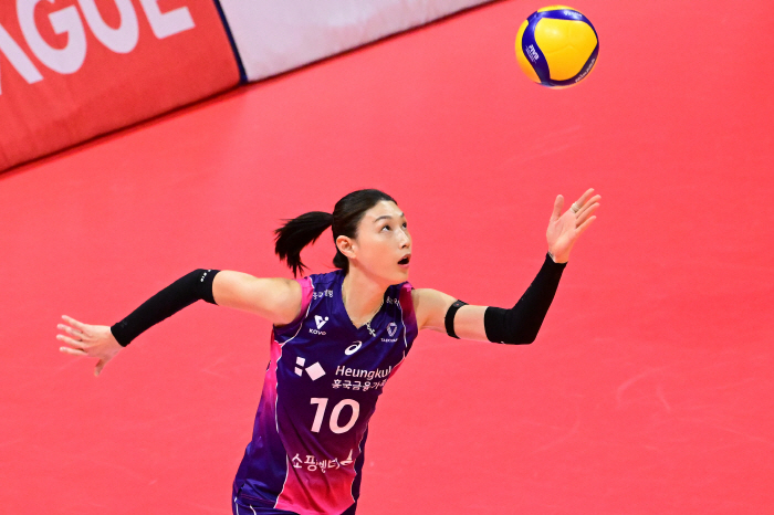 '파죽지세' 흥국생명 개막 11연승! '투트쿠+김연경 33득점' 페퍼 돌…