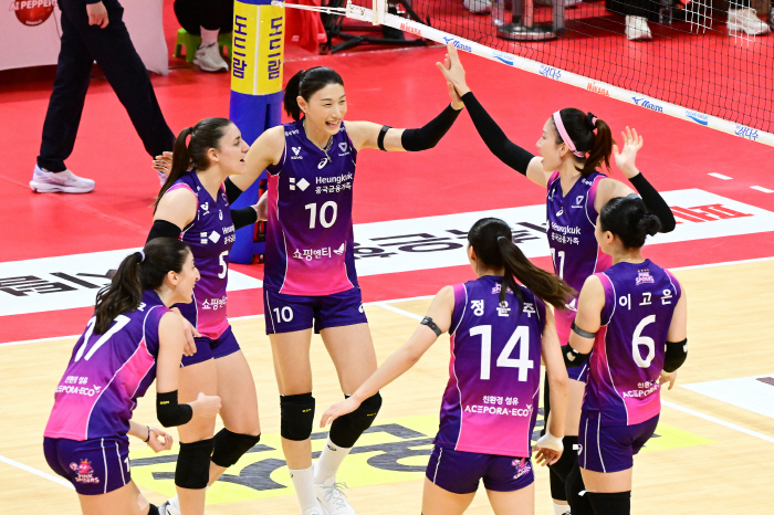 '파죽지세' 흥국생명 개막 11연승! '투트쿠+김연경 33득점' 페퍼 돌…