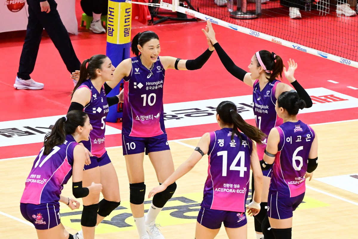 '파죽지세' 흥국생명 개막 11연승! '투트쿠+김연경 33득점' 페퍼 돌…