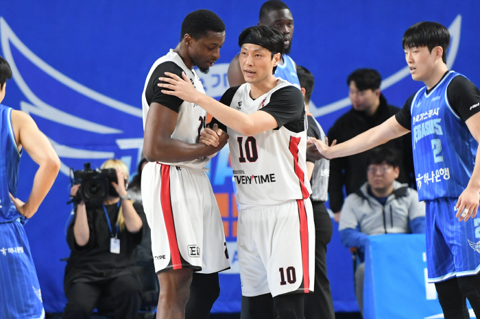 [대구 현장리뷰] 니콜슨·이대헌 대활약! 가스공사, 접전 끝에 정관장 꺾…