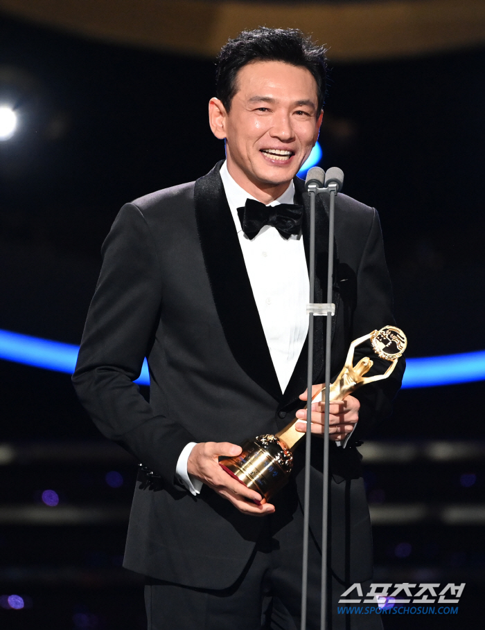[청룡영화상] 작품상 '서울의 봄' 4관왕..김성수 감독 29년만 첫 청…