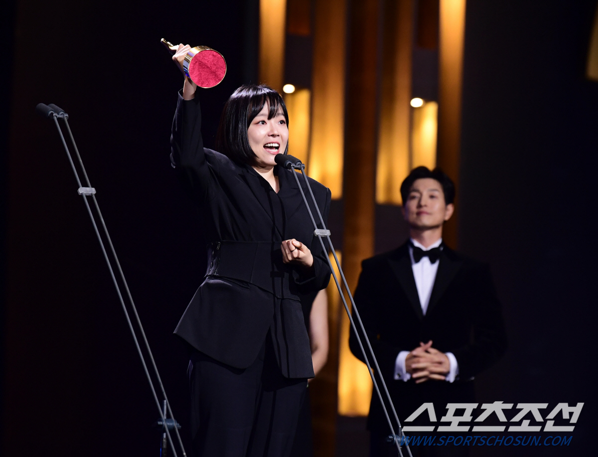 [청룡영화상] 작품상 '서울의 봄' 4관왕..김성수 감독 29년만 첫 청…