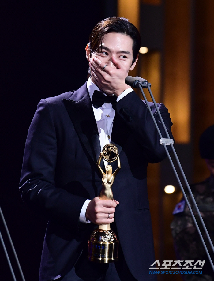 [청룡영화상] 작품상 '서울의 봄' 4관왕..김성수 감독 29년만 첫 청…