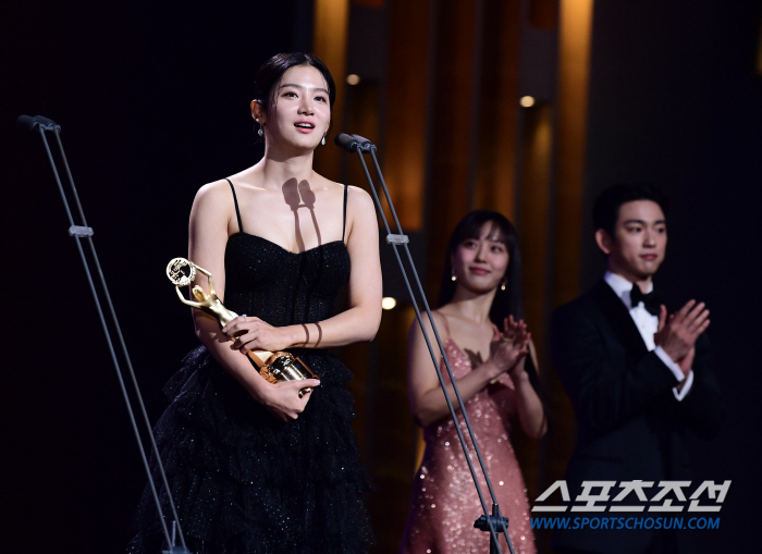 [청룡영화상] 작품상 '서울의 봄' 4관왕..김성수 감독 29년만 첫 청…
