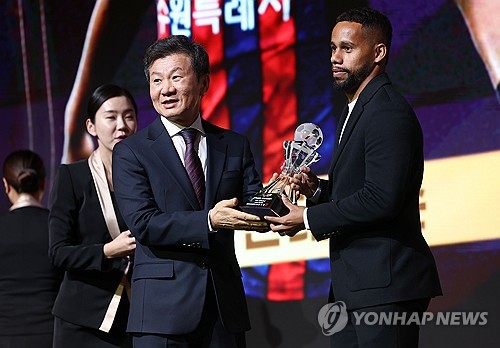 (서울=연합뉴스) 류영석 기자 = 29일 오후 서울 서대문구 스위스그랜드호텔에서 열린 K리그 2024 대상 시상식에서 정몽규 대한축구협회장이 K리그1 최다도움상을 차지한 수원FC 안데르손에게 트로피를 전달하고 있다. 2024.11.29 ondol@yna.co.kr