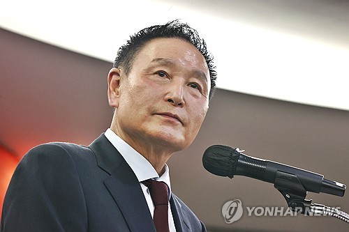 (서울=연합뉴스) 진연수 기자 = 허정무 전 국가대표팀 감독이 25일 오후 서울 송파구 올림픽파크텔에서 열린 대한축구협회장 선거 출마 기자회견에서 취재진의 질문을 듣고 있다. 2024.11.25 jin90@yna.co.kr