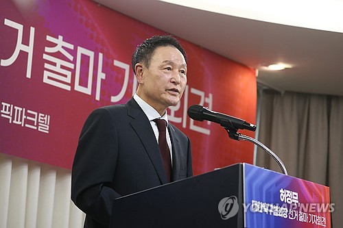 (서울=연합뉴스) 진연수 기자 = 허정무 전 국가대표팀 감독이 25일 오후 서울 송파구 올림픽파크텔에서 열린 대한축구협회장 선거 출마 기자회견에서 취재진 질문에 답하고 있다. 2024.11.25 jin90@yna.co.kr