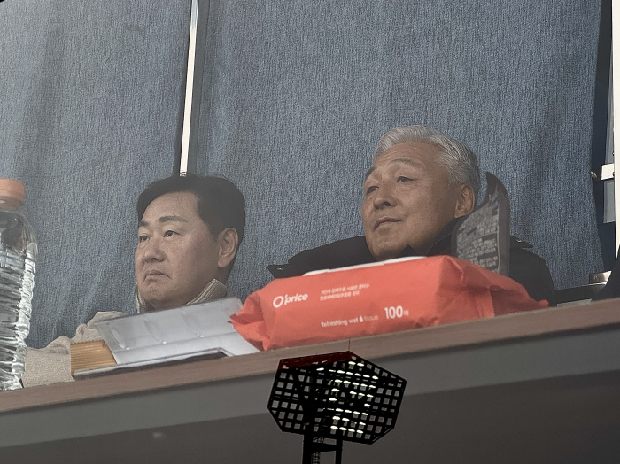 '형제' 김병권 이랜드 대표이사-김관영 전북 도지사, 승강 PO에서 특별…