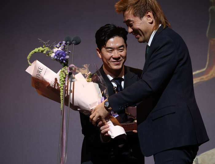 "돈이 전부는 아니다" 강원 동화 이끈 윤정환, 갑작스러운 결별각, 왜?