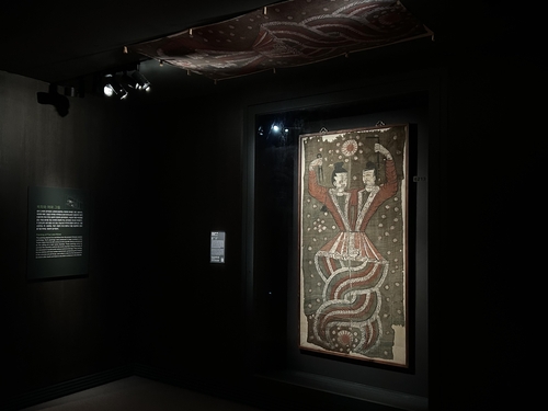 (서울=연합뉴스) 김예나 기자 = 지난달 29일 서울 국립중앙박물관 중앙아시아실에 '복희와 여와' 그림이 전시돼 있다. 중국 고대의 천지창조 신화에 등장하는 복희와 여와를 그린 것으로, 무덤 내부를 장식하기 위해 제작한 것으로 추정된다. 2024.12.3 yes@yna.co.kr