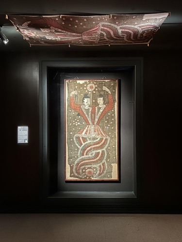 (서울=연합뉴스) 김예나 기자 = 지난달 29일 서울 국립중앙박물관 중앙아시아실에 '복희와 여와' 그림이 전시돼 있다. 중국 고대의 천지창조 신화에 등장하는 복희와 여와를 그린 것으로, 무덤 내부를 장식하기 위해 제작한 것으로 추정된다. 2024.12.3 yes@yna.co.kr