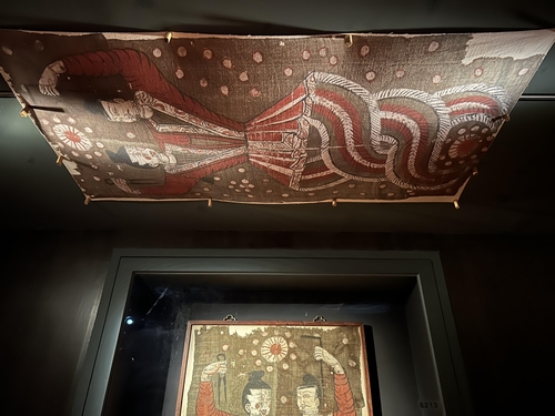 (서울=연합뉴스) 김예나 기자 = 지난달 29일 서울 국립중앙박물관 중앙아시아실에 '복희와 여와' 그림이 전시돼 있다. 천장에 있는 그림은 실물과 같은 크기로 복제해 매단 것. 2024.12.3 yes@yna.co.kr