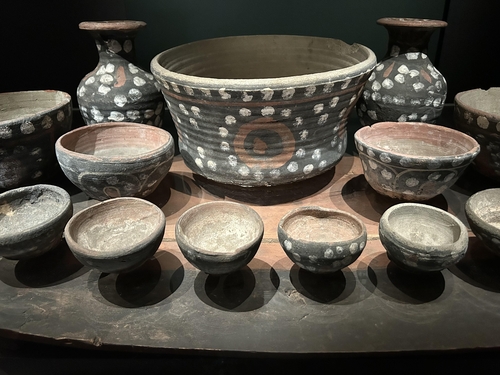 (서울=연합뉴스) 김예나 기자 = 지난달 29일 서울 국립중앙박물관 중앙아시아실에 투루판 아스타나 무덤에서 출토된 구슬 무늬 장식 그릇이 전시돼 있다. 2024.12.3 yes@yna.co.kr