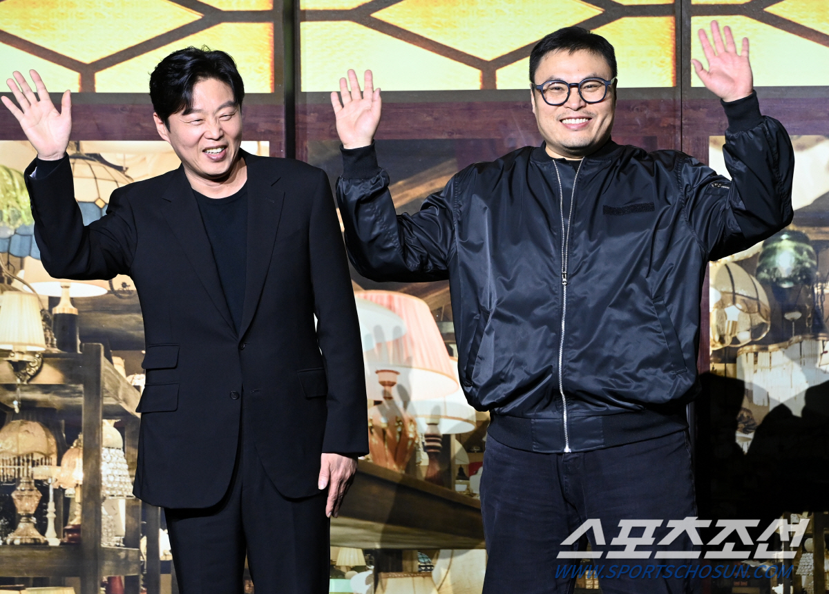 [포토] '조명가게' 김희원 감독-강풀 작가, 수줍은 손인사