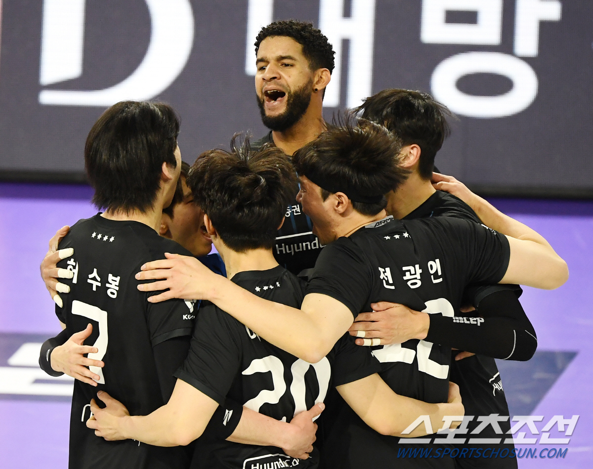 문성민 블로킹 '첫 득점'→현대캐피탈, 대반격 성공…대한항공 6연승 저지…