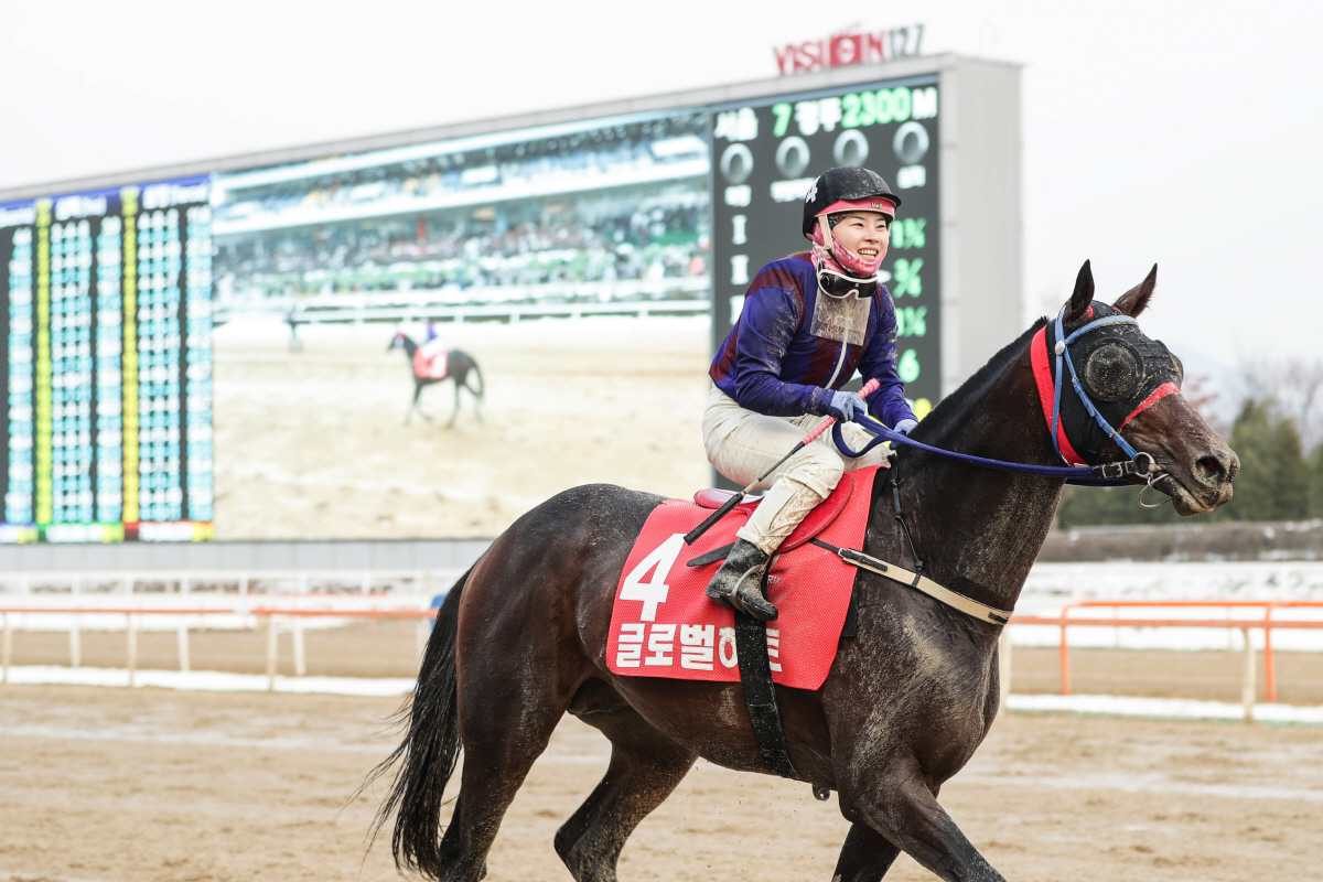 [경마] 더 이상 적수는 없다… '글로벌히트' 그랑프리(G1) 우승 차지…