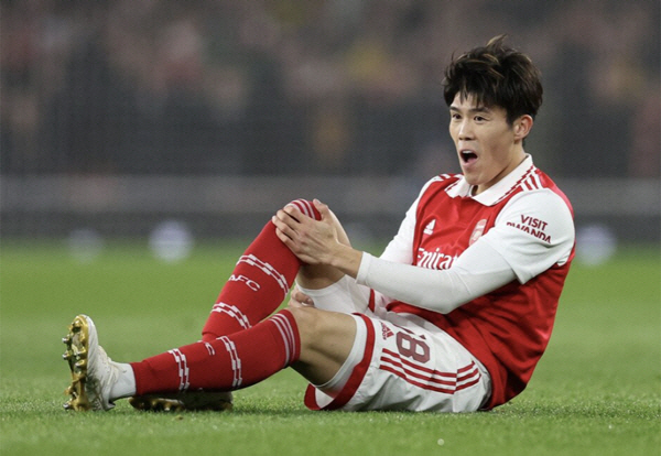 일본 EPL 드림 폭망...핵심 센터백→24년 OUT, 주장→시간끌기용 …