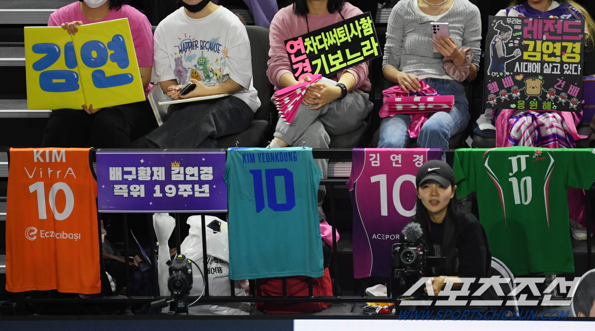 퇴사까지 불사한 팬 응원에 드라마 쓴 김연경, '12연승 이끈 역전 드라…