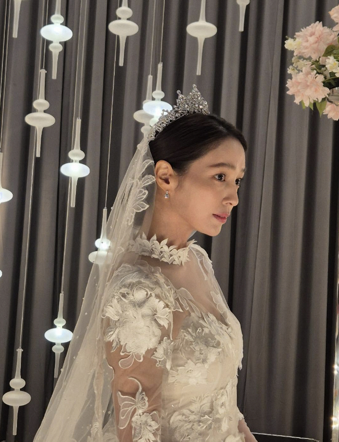 이민정, ♥이병헌과 리마인드웨딩 올리나..애둘맘 안믿기는 웨딩드레스 자태