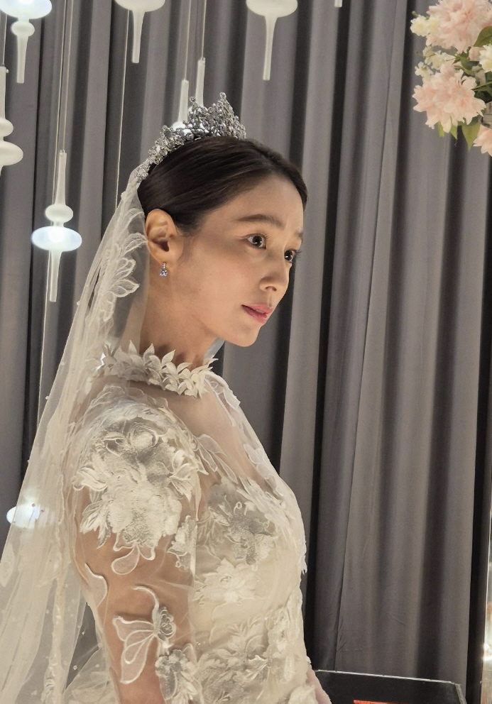 이민정, ♥이병헌과 리마인드웨딩 올리나..애둘맘 안믿기는 웨딩드레스 자태