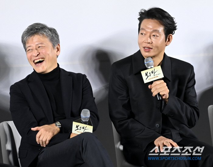 [포토] 박지환 답변에 웃음 짓는 권해요