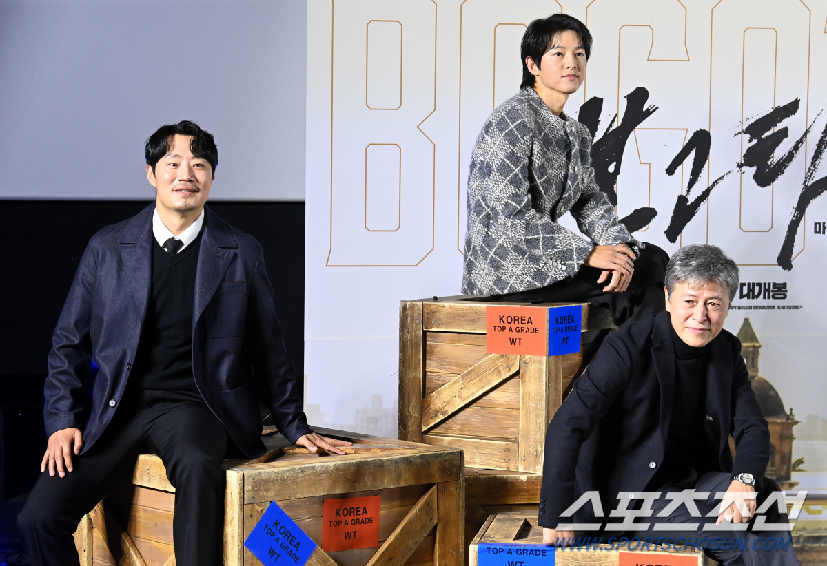 [포토] 송중기 이희준 권해효, 제작보고회에서 화보촬영 중