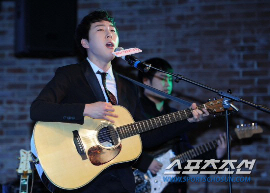 장범준, '비상계엄 국가혼란'에 결국 콘서트 취소…"관심 가지고 뉴스 봐…