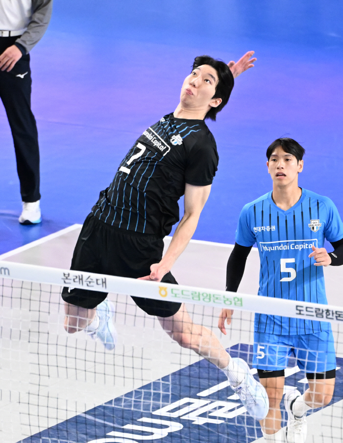 '2R 5승1패' 압도했다→10승 선착…'허수봉 폭발' 선두 현대캐피탈,…