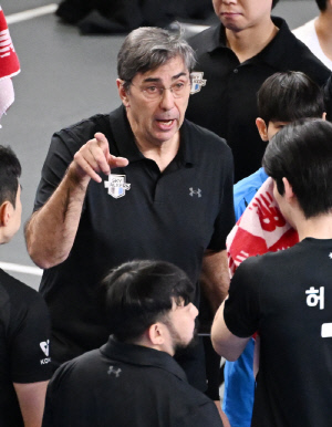 2R 5승1패 선두 질주…사령탑의 미소 