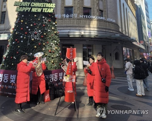 (서울=연합뉴스) 오인균(맨 오른쪽) 인턴기자가 지난 4일 서울 명동예술극장 앞에서 구세군 자선냄비자원봉사를 하고 있다. 2024.12.7. [촬영 오인균]