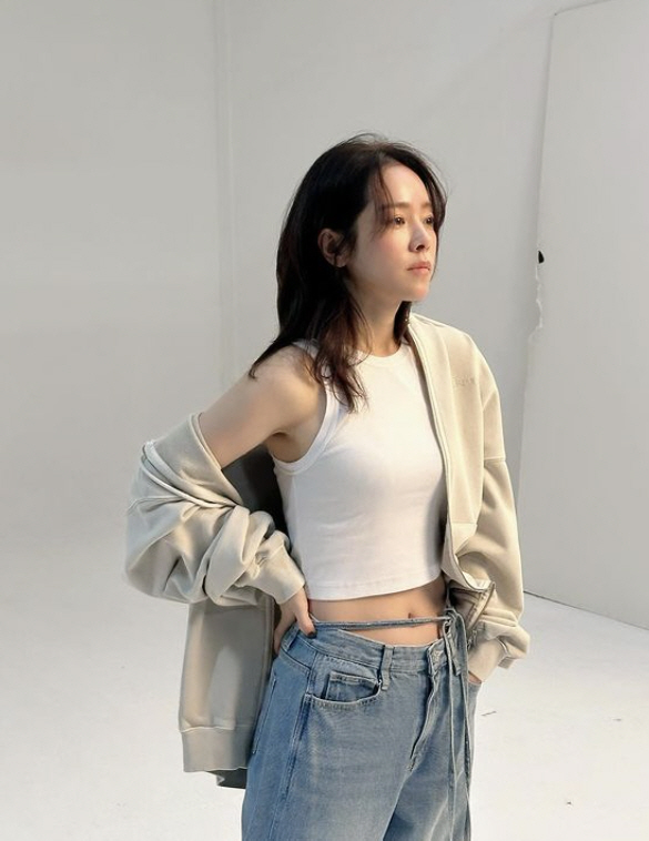 한지민, '10살 연하' 최정훈♥도 놀랄 파격 노출..얼굴·몸매 다 가졌…