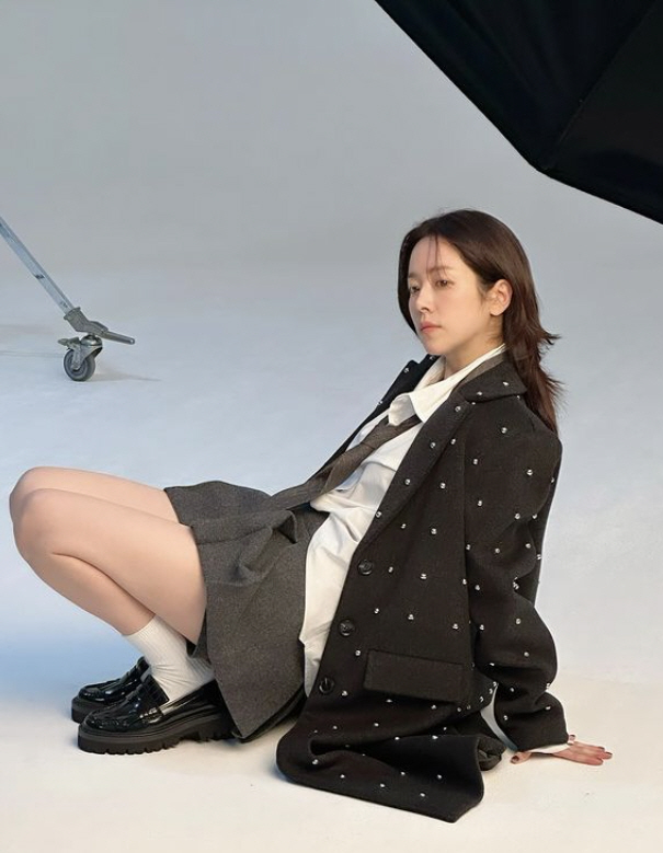 한지민, '10살 연하' 최정훈♥도 놀랄 파격 노출..얼굴·몸매 다 가졌…
