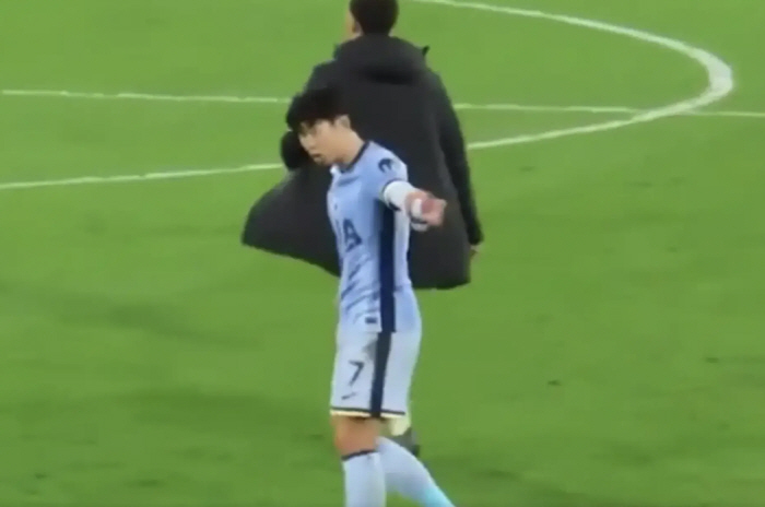 "야, 뭐하는거야!" '캡틴' 손흥민 분노 폭발, 감독은 팬들이랑 싸우는…