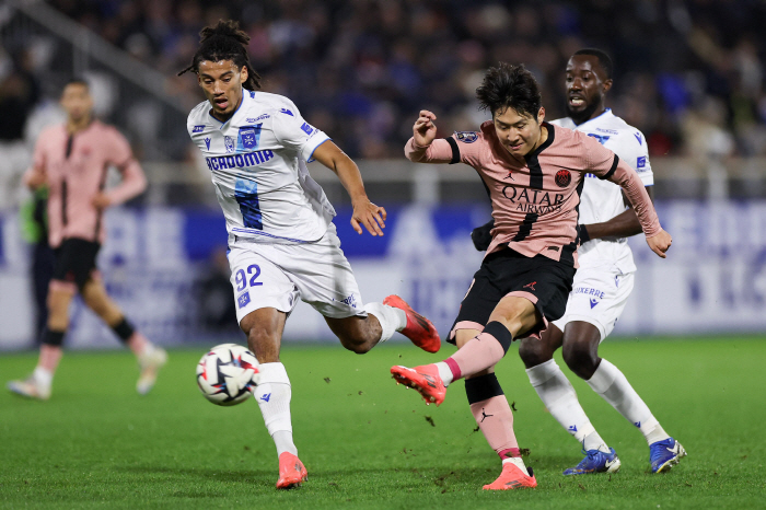"이강인 향한 감독 질책" 맹활약인데 납득불가 혹평...'불화설' PSG…