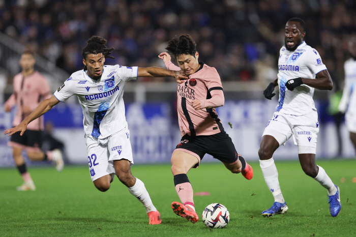 "이강인 향한 감독 질책" 맹활약인데 납득불가 혹평...'불화설' PSG…