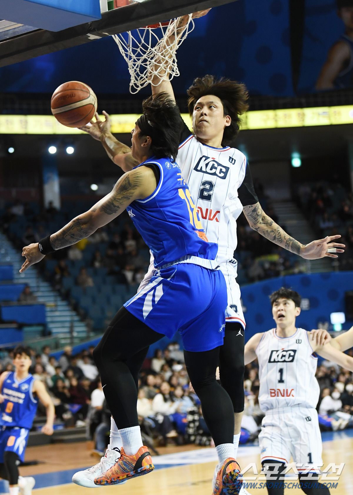 '알바노 빅샷'→'마레이 위닝샷' LG, 가까스로 DB 76-74 제압……