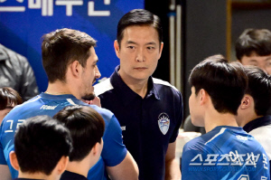 '4세트 18-18에서 외국인 선수를 빼다니... 5세트에도 웜업존에... 
