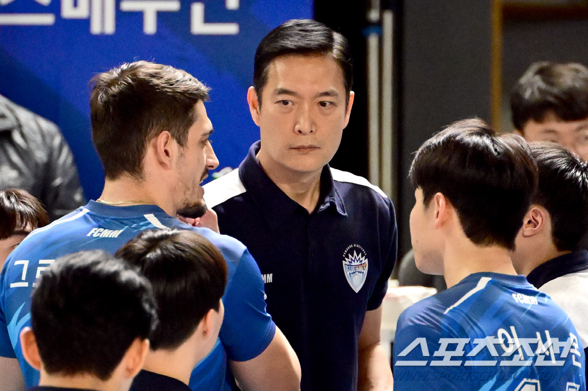 '4세트 18-18에서 외국인 선수를 빼다니... 5세트에도 웜업존에..…