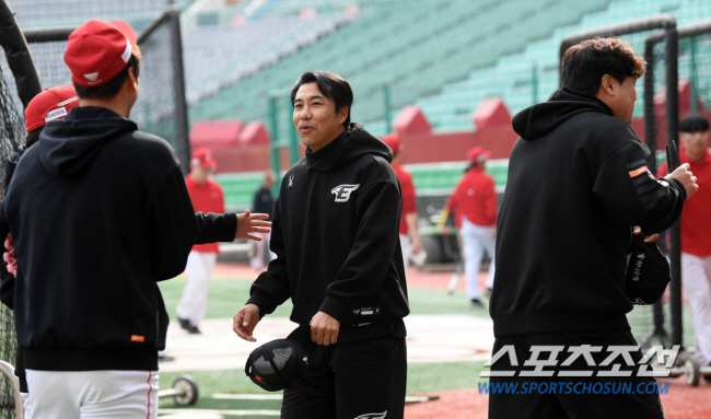 韓·日 뒤집어졌던 선택, 한 번 더 나오나…영구결번급 스타와 이별? '결…