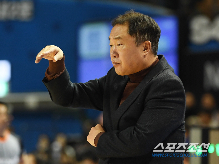 [현장인터뷰]송영진 감독 "해먼즈 체력 관리 문제" vs 전창진 감독 "…