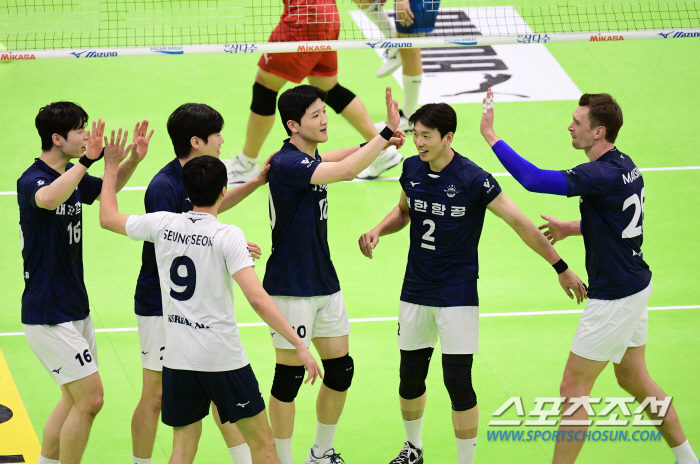 '곽승석 리베로 대변신' 대한항공, '외인 대기' 한국전력 잡고 3R 첫…