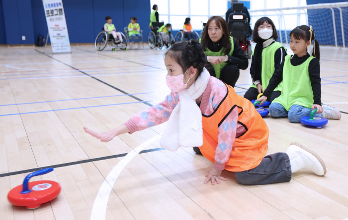 "또 해보고 싶어요!" 초등학교 1학년의 마음을 사로잡은 대한장애인체육회…